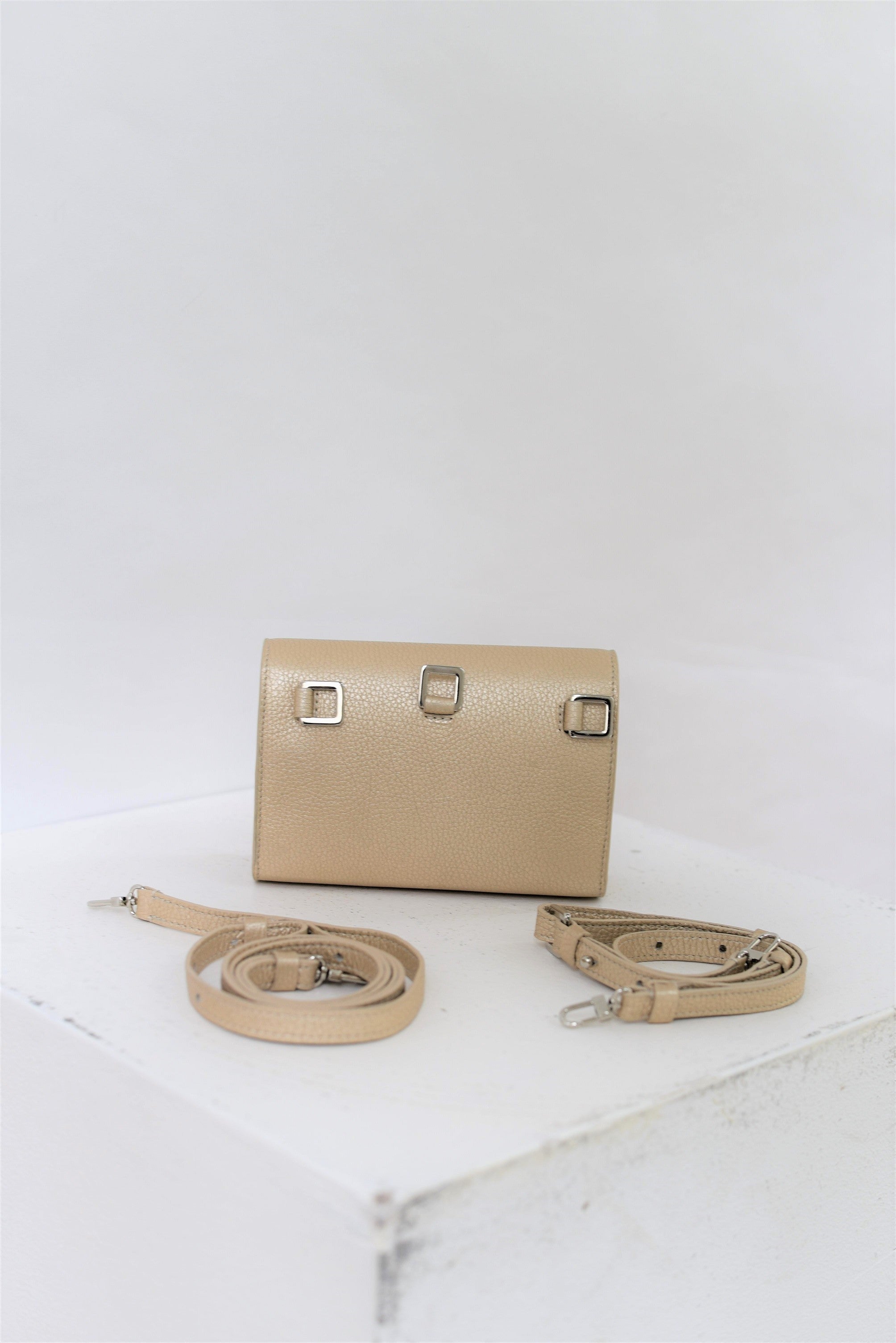 Gold opaco bovine leather multi-strap bag